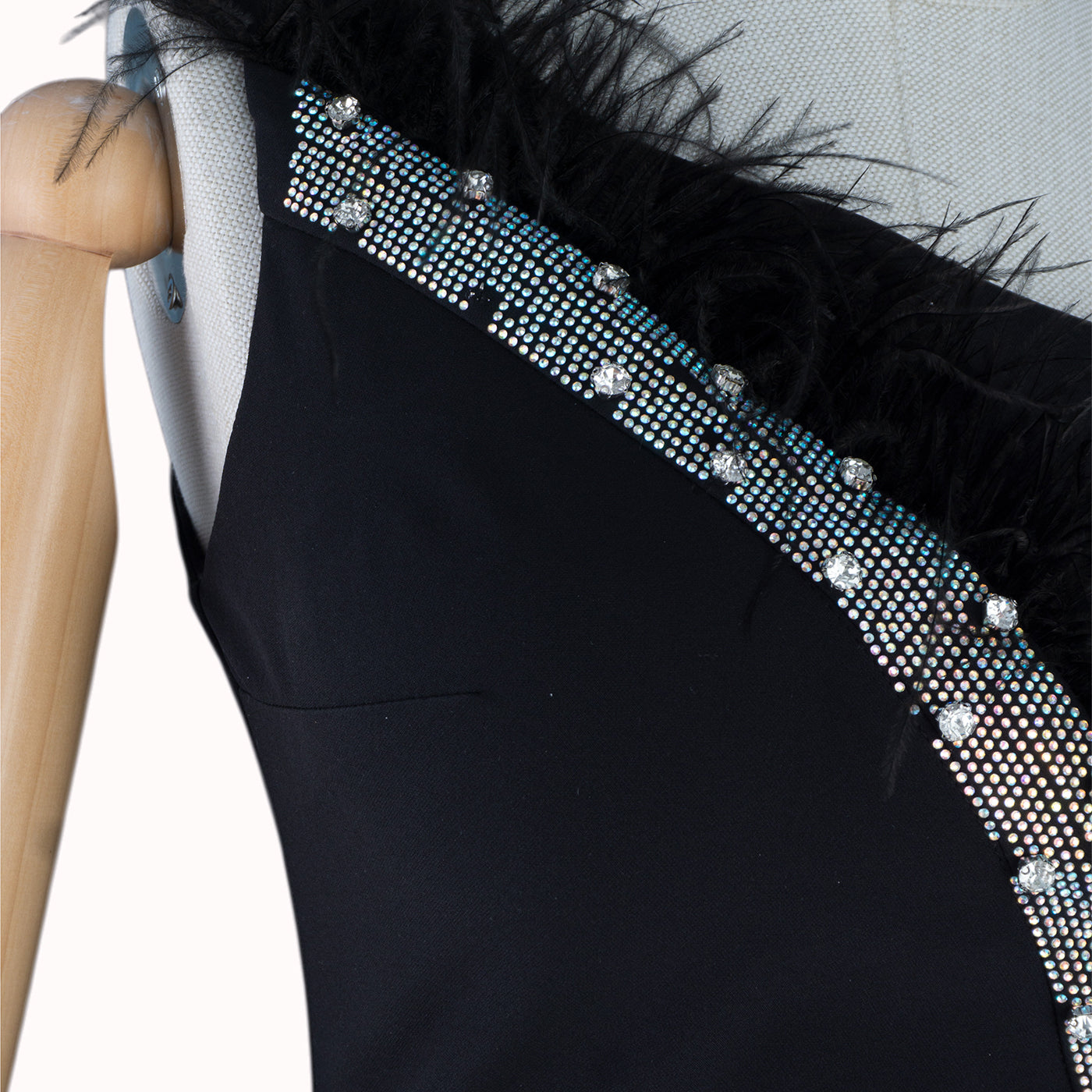 Elegant One-Shoulder Dress with Feathers and Sequins